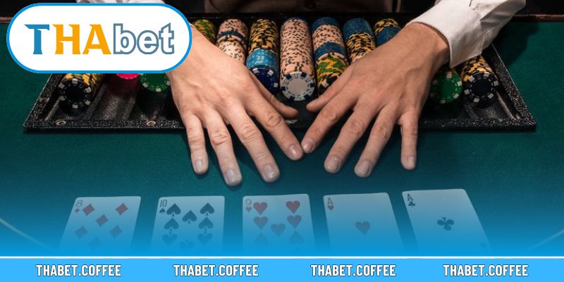 Người chơi đang tính toán chiến lược trong một ván bài trực tuyến